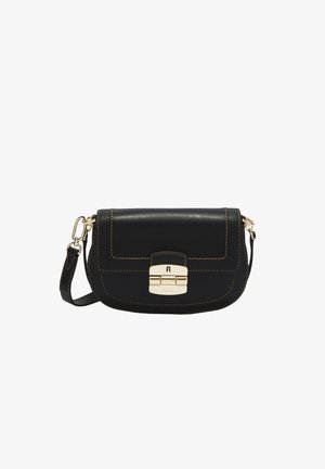 Sac en cuir noir à bandoulière avec quincaillerie dorée et couture contrastée. Dispose d'une fermeture rabat et d'une sangle ajustable. Design compact.