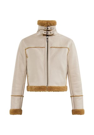 Veste en cuir beige coupée avec des accents en shearling marron au niveau du col et des poignets, présentant une fermeture éclair à l'avant et des lignes de design minimalistes.