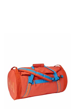 Sac de voyage cylindrique orange avec des sangles bleues, poche zippée sur le devant et logo "HH" sur l'extrémité, sur fond blanc.