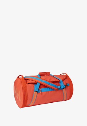 Sac de voyage cylindrique orange avec des sangles bleues, poche zippée sur le devant et logo "HH" sur l'extrémité, sur fond blanc.