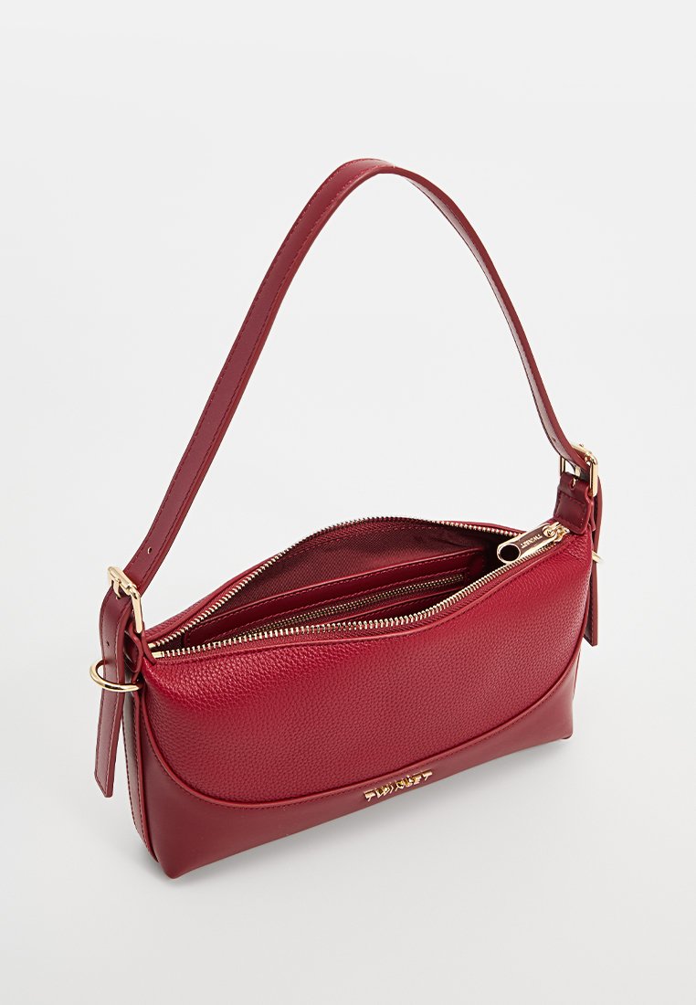Borsa a tracolla in pelle rossa con finitura testurizzata, forma curva, una sola tracolla e dettagli metallici color oro. Presenta un compartimento con zip per la chiusura.