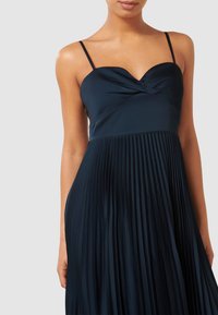 Forever New PLEATED MIDI DRESS - Koktel haljina / svečana haljina - deep navy
