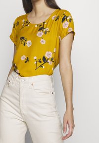 Vero Moda Triko s potiskem - dark yellow