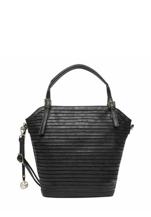 Borsa nera con scanalature orizzontali, doppie maniglie con fibbie, tracolla staccabile e ciondolo rotondo in oro sulla tracolla.