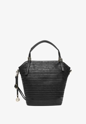 Borsa nera con scanalature orizzontali, doppie maniglie con fibbie, tracolla staccabile e ciondolo rotondo in oro sulla tracolla.