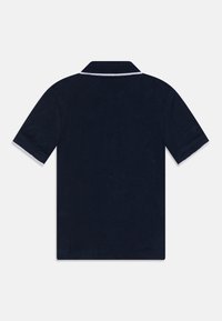 Námornícke polo tričko s textúrovanou látkou, s klasickým golierom a bielym lemovaním na manžetách a golieri. Krátke rukávy, bez vzorov.