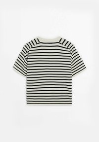 Koszulka z krótkim rękawem w paski w odcieniach kremowym i czarnym, z okrągłym dekoltem i przeszyciami na szwach ramion. Wykonana z miękkiej bawełny.