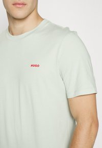 HUGO DERO - T-shirt básica - light pastel green