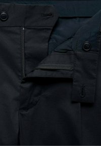 Černé kalhoty s rozepínáním na zip, zapínáním na knoflík a bočními kapsami. Materiál je hladký s jemným leskem a vyznačuje se střihaným designem.