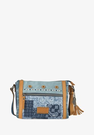 Bolso cruzado con un diseño de patchwork en tonos azules, que presenta tela vaquera y tejido estampado, acentos de cuero marrón y un borlón decorativo.