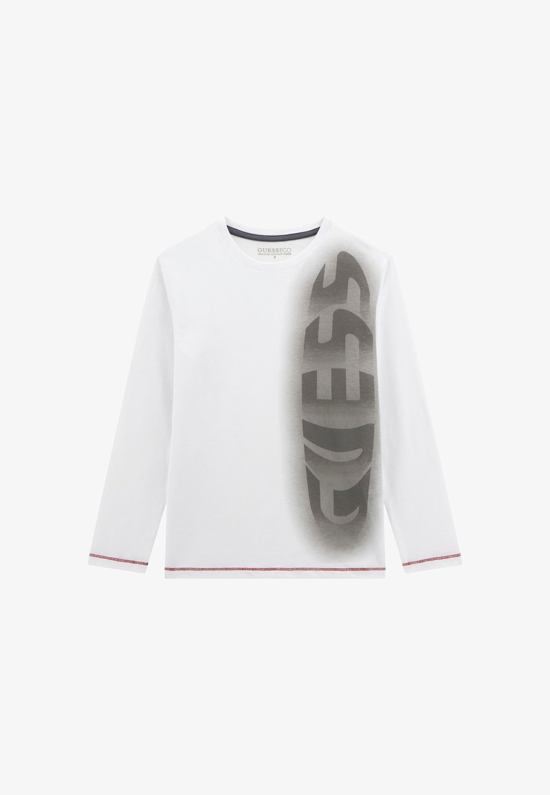 Witte longsleeve t-shirt met een groot grijs 'GUESS' logo, ronde halslijn en rode accentstiksels op de mouwranden.