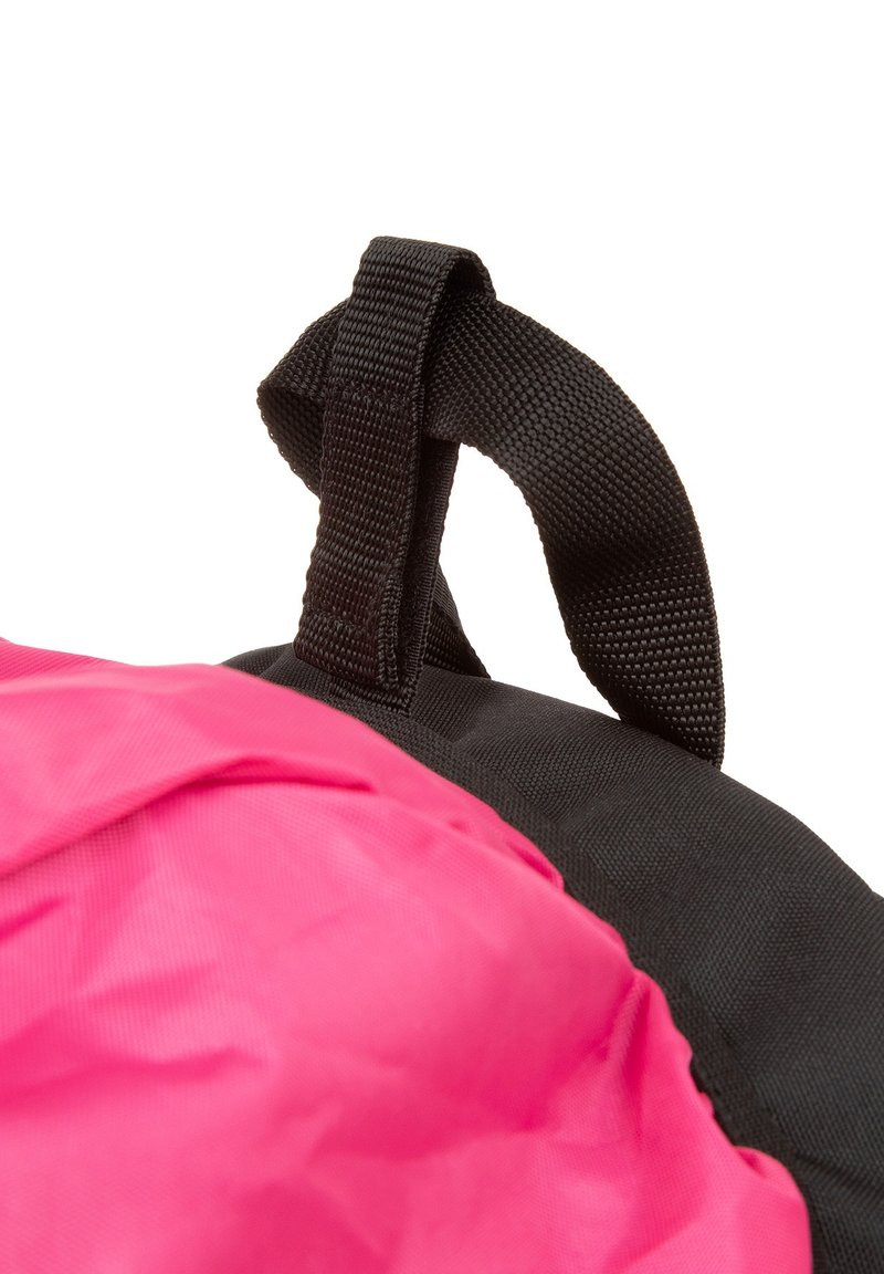 Sac à dos en tissu noir et rose avec une texture extérieure, doté d'une poignée tissée noire et d'une forme arrondie.