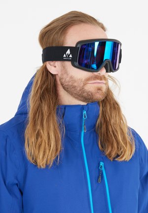 Skibrille mit schwarzem Band, verspiegelt in blauen und lila Tönen, und einem robusten Rahmen. Getragen mit einer blauen Jacke mit Reißverschlüssen.