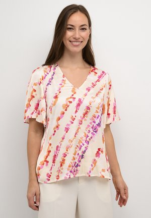 Blusa de manga corta en tejido ligero con escote en V y patrones abstractos multicolores en tonos de rosa, naranja y púrpura.