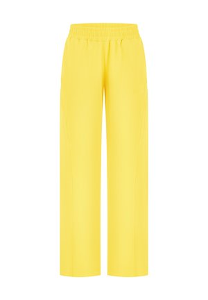 Pantalones amarillos de pierna ancha con cintura elástica, detalles de costuras delanteras y sin bolsillos visibles, mostrados sobre un fondo blanco liso.