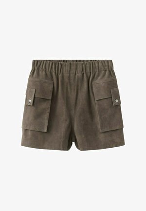 Shorts cargo de ante marrón con cintura elástica y dos grandes bolsillos con solapa y botones a presión en los lados frontales.