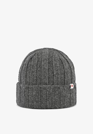 Grijze gebreide beanie met een verticale ribbelpatroon, voorzien van een opgevouwen rand en een klein Canadees vlaglogo aan de zijkant.
