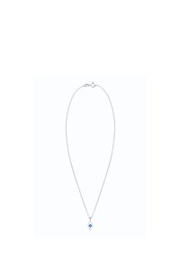 Sølv kæderek en lille dråbeformet charm med et blåt øje design i midten. Glat tekstur, minimalistisk stil.