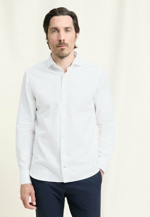 OLYMP, OLYMP SIGNATURE CASUAL, TAILORED FIT, FREIZEITHEMD, HAIFISCH - Overhemd - weiß