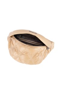 Béžová prošívaná ledvinka s hlavní kapsou na zip a vnitřní kapsičkou na zip, s měkkým koženým popruhem a logem značky.