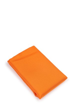 Heldere oranje stof, gevouwen. Gestructureerd oppervlak met een gladde afwerking. Lichtgewicht, veelzijdig materiaal geschikt voor verschillende toepassingen.