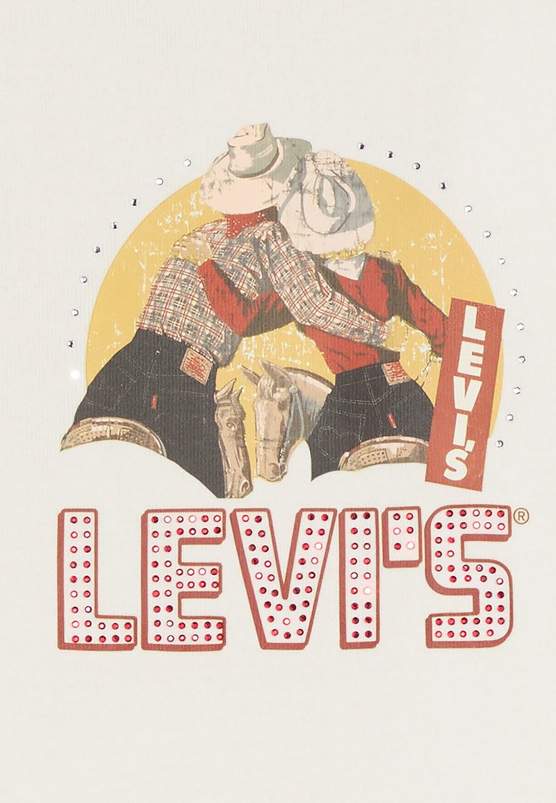 T-shirt Levi's avec un graphisme de deux cowboys s'embrassant, entouré d'un cercle jaune et de texte rouge bordé de strass.