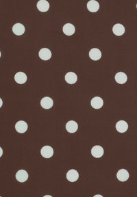 Brauner Stoff mit weißen Punkten, der eine glatte Textur aufweist und gleichmäßig verteilte, kreisförmige Muster auf der Oberfläche hat.