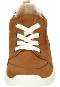 Brązowe zamszowe sneakersy z białymi sznurówkami, perforowanym detalem na palcach oraz gumową podeszwą. Logo widoczne na języku; przeszywane akcenty na cholewce.