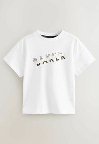 Baltais īsā piedurkne T-krekls ar melnu un dzeltenu tekstu "BAKER BY TED BAKER", kas izdrukāts diogonāli pāri krūtīm.