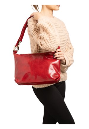 Borsa a mano in pelle rossa con una texture liscia, forma rettangolare e tracolla staccabile. Presenta finiture in oro.