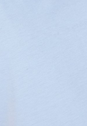 Texture de tissu bleu clair avec de fines mailles tricotées, présentant des variations subtiles dans l'ombrage et le motif de tissage.