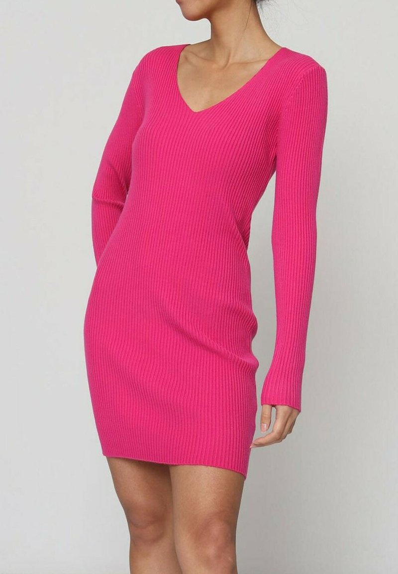 Robes en tricot côtelé rose vif, avec un décolleté en V, des manches longues et une silhouette près du corps, mettant en valeur sa texture lisse.