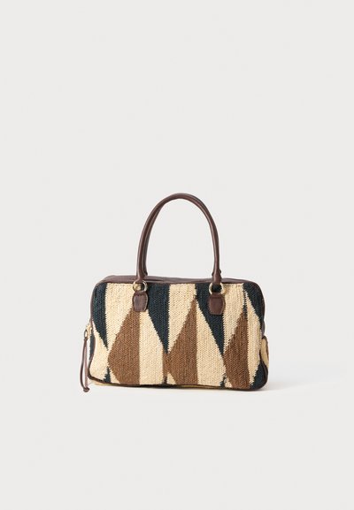 Bolso rectangular con asas de cuero marrón, patrón de punto geométrico en beis, marrón oscuro y negro, y cierre de cremallera sobre un fondo blanco.