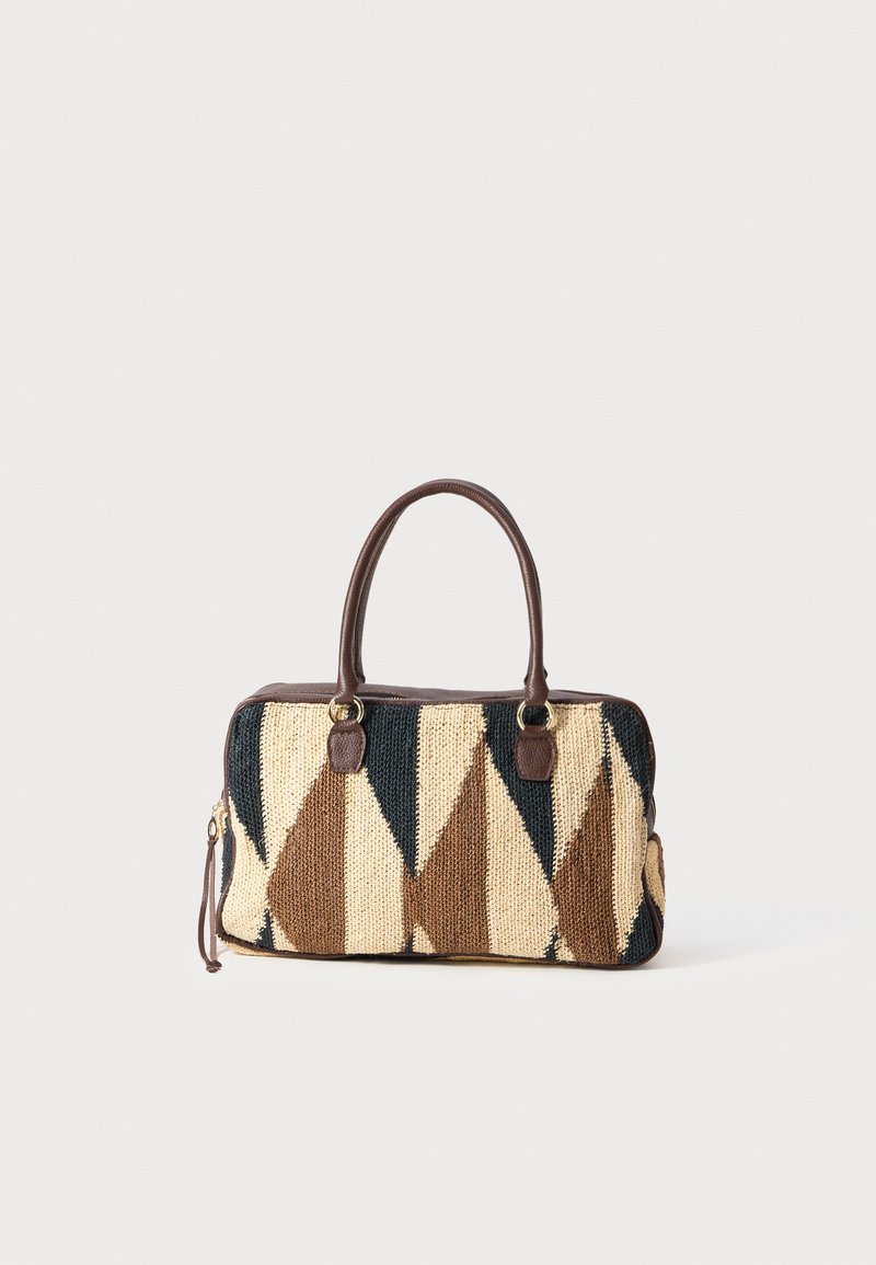 Sac à main rectangulaire avec des poignées en cuir marron, un motif géométrique en tricot beige, marron foncé et noir, et une fermeture éclair sur fond blanc.