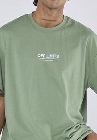 YOURTURN UNISEX - Marškinėliai su spaudiniu - light green