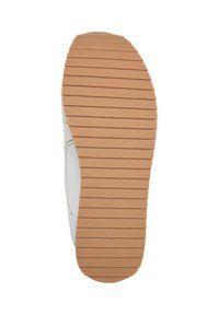 Semelle de chaussure avec une bande de roulement en caoutchouc brun clair comportant des rainures horizontales régulièrement espacées et des côtés blancs visibles sur les bords.