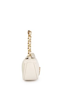 Crème-kleurige leren handtas met een geborduurd motief, gouden ketting schouderband en een rechthoekige vorm. Voorzien van een ritssluiting aan de bovenkant.