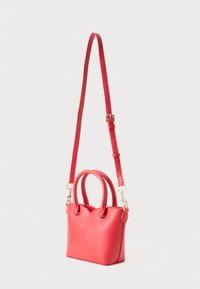 Borsa a tracolla in ecopelle rossa con un design strutturato, dotata di due manici superiori, una tracolla removibile e dettagli scallop.
