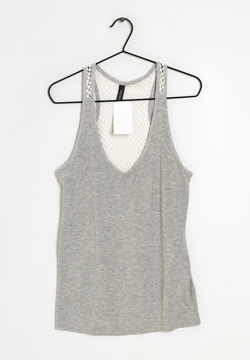 Šedý tílko s hlubokým véčkovým výstřihem a síťovaným vzorovaným zadním dílem. Navrženo s širokými ramínky a připevněnou visačkou. Jemná textura látky.