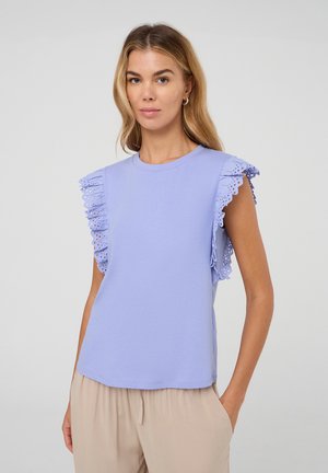 T-shirt viola chiaro con maniche a volant bordate in pizzo. Il tessuto sembra morbido, con scollatura tondeggiante e vestibilità comoda.