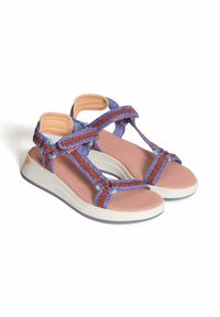 Paarse en bruine gevlochten sandalen met een gevoerde roze inlegzool, witte zool en verstelbare banden voor een veilige pasvorm.