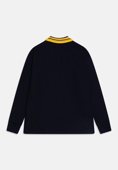 Marinblå långärmad polo med en ribbad krage som har gula och vita ränder samt ribbade ärmslut. Slät yta och klassisk passform.