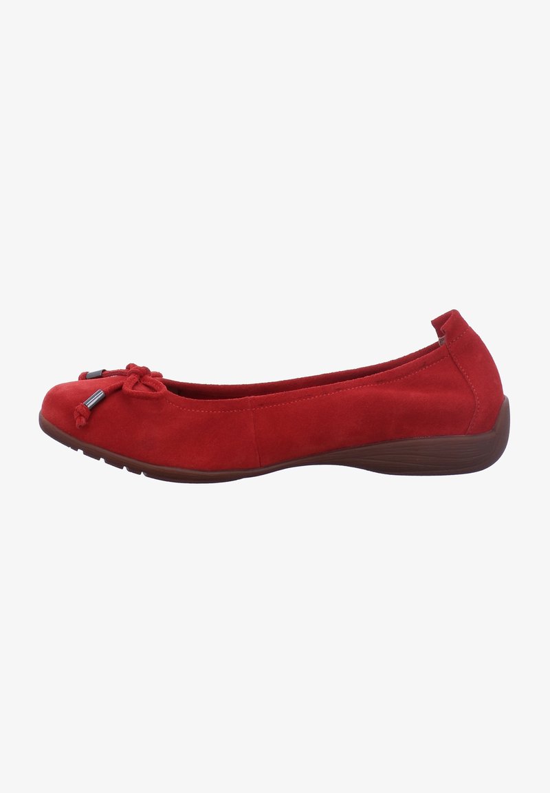 Chaussure de ballet plate en daim rouge avec bout arrondi, nœud décoratif et semelle en caoutchouc marron texturé.