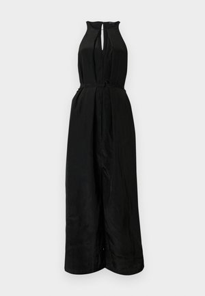 Czarny kombinezon z dekoltem na halter, z wycięciem na przodzie i dopasowaną talią. Wykonany z gładkiego, lekko teksturowanego materiału, z paskiem do przewiązania.