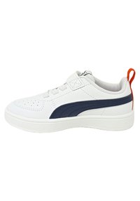 Zapatilla blanca con raya de acento en azul marino, punta redonda, parte superior texturizada y lengüeta trasera en naranja. Cuenta con cordones y una correa de velcro para un ajuste seguro.