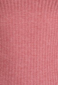 Tecido ribado texturizado em uma cor coral clara, com linhas verticais e variações sutis de tonalidade por todo o material.