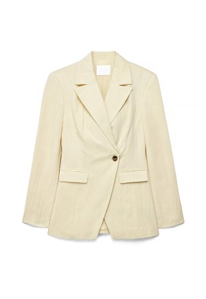Blazer da donna color crema con chiusura con un solo bottone scuro, rever appuntiti e due tasche anteriori con pattina, mostrato su sfondo bianco.