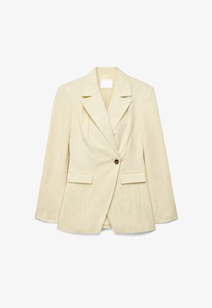 Crèmekleurige damesblazer met enkele donkere knoopsluiting, puntige revers en twee voorzakken met klep, afgebeeld op een witte achtergrond.
