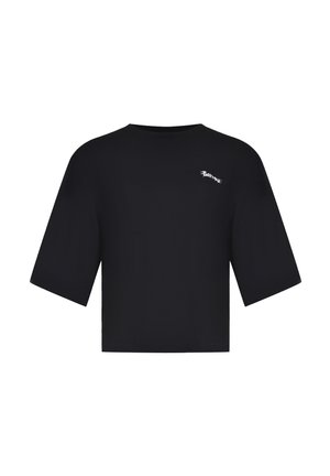 Czarny oversize T-shirt z krótkim rękawem, z małym białym tekstowym logo na górnej lewej części klatki piersiowej.
