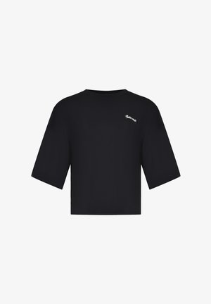 Czarny oversize T-shirt z krótkim rękawem, z małym białym tekstowym logo na górnej lewej części klatki piersiowej.